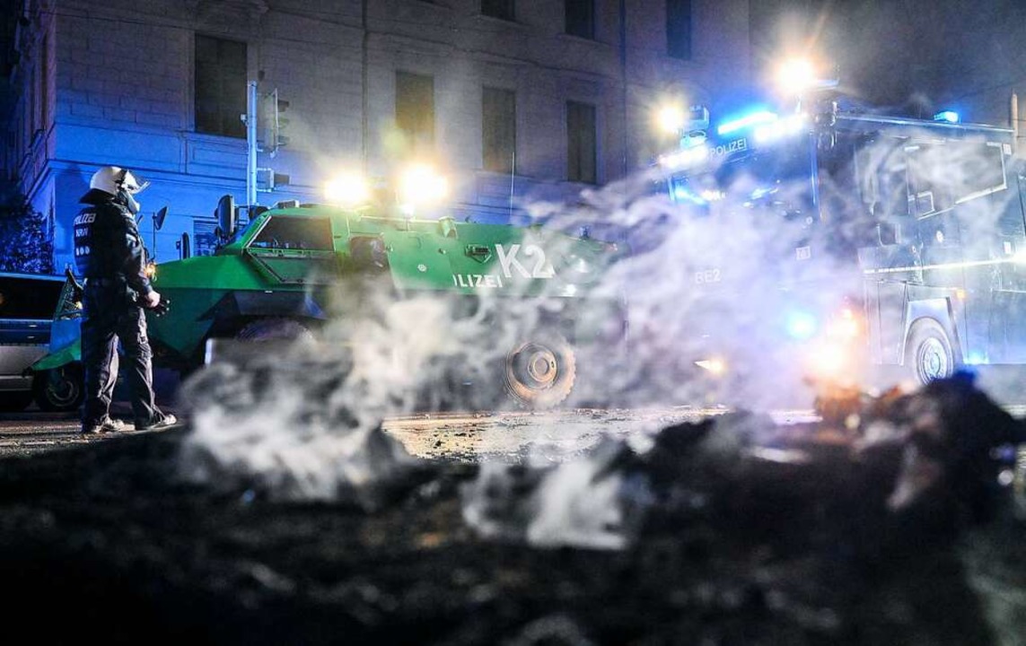Krawalle in Leipzig ziehen sich durch die Nacht  | Foto: Hendrik Schmidt (dpa)