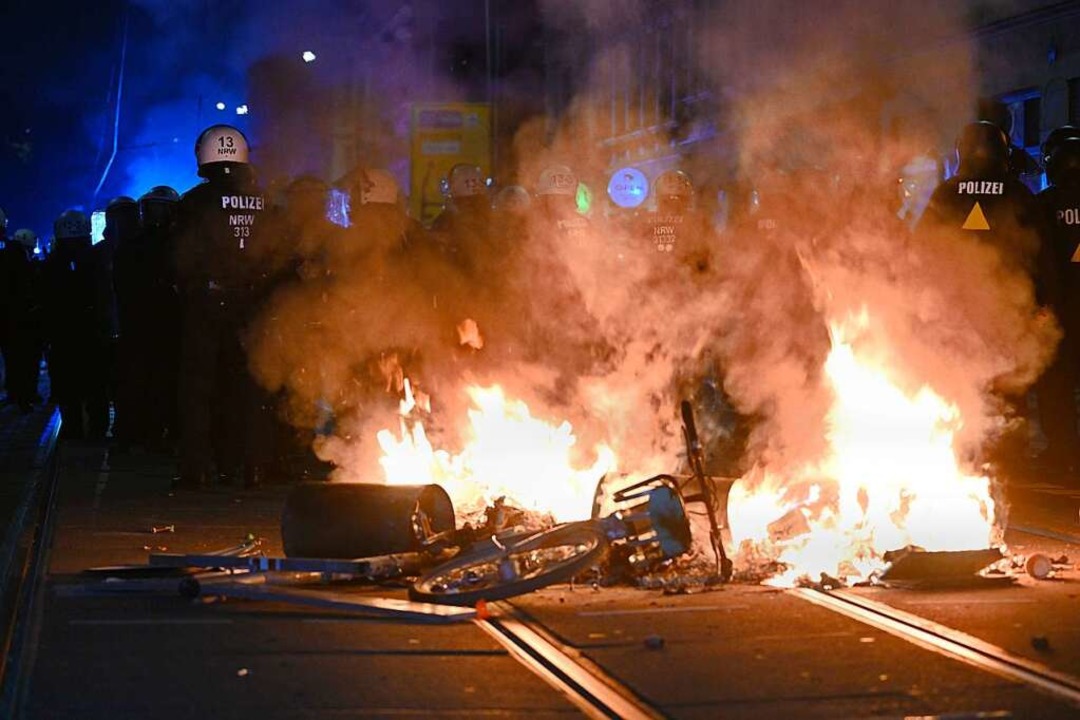 Krawalle in Leipzig ziehen sich durch die Nacht  | Foto: Robert Michael (dpa)