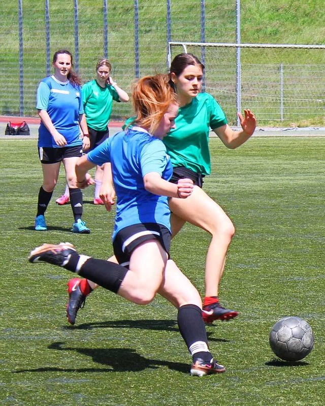 Auch Frauen kickten engagiert beim Tegernauer Grmpelturnier.  | Foto: Ralph Lacher