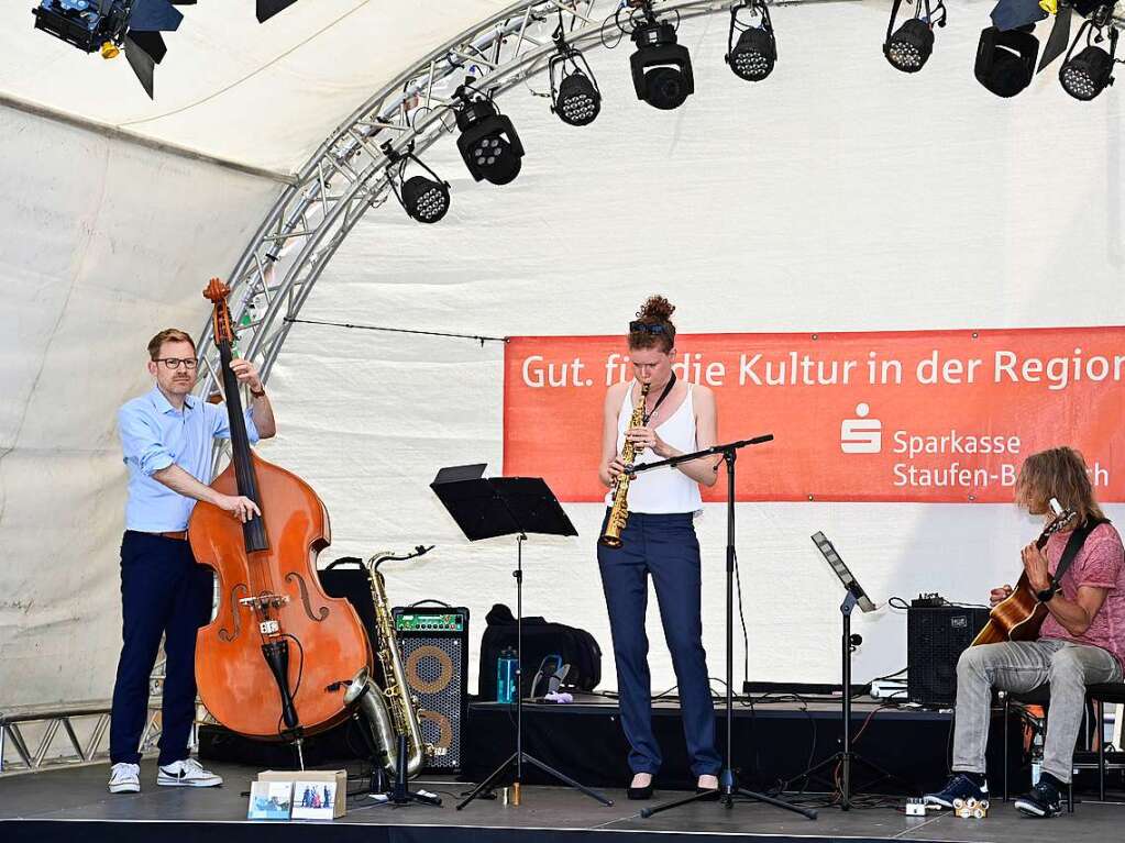 Breites Angebot: Es gab Hits der vergangenen fnfzig Jahre. Besucher tanzten zu den Rhythmen von Mister Flower Power. Am Samstag wurden Kinder zu einem Tanzworkshop eingeladen. Der Sonntag startete mit dem Musikverein Grunern.