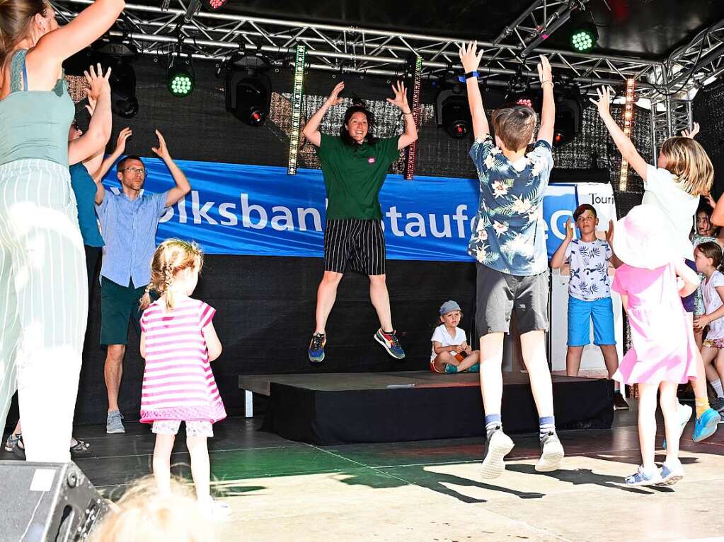 Breites Angebot: Es gab Hits der vergangenen fnfzig Jahre. Besucher tanzten zu den Rhythmen von Mister Flower Power. Am Samstag wurden Kinder zu einem Tanzworkshop eingeladen. Der Sonntag startete mit dem Musikverein Grunern.