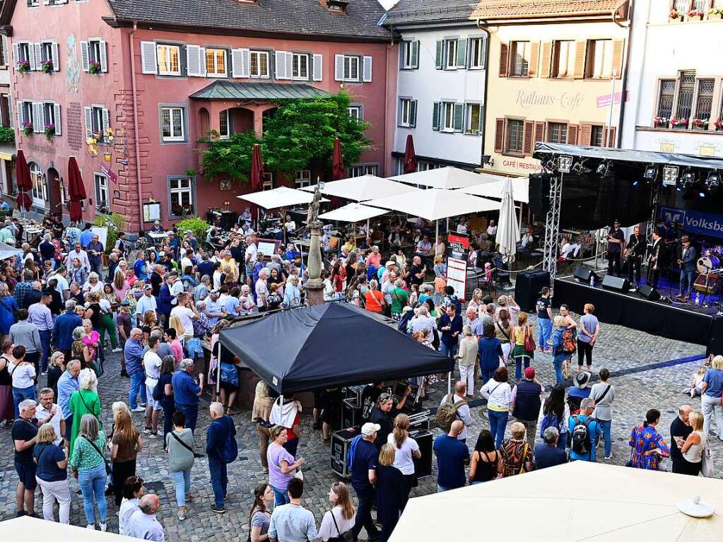 Breites Angebot: Es gab Hits der vergangenen fnfzig Jahre. Besucher tanzten zu den Rhythmen von Mister Flower Power. Am Samstag wurden Kinder zu einem Tanzworkshop eingeladen. Der Sonntag startete mit dem Musikverein Grunern.