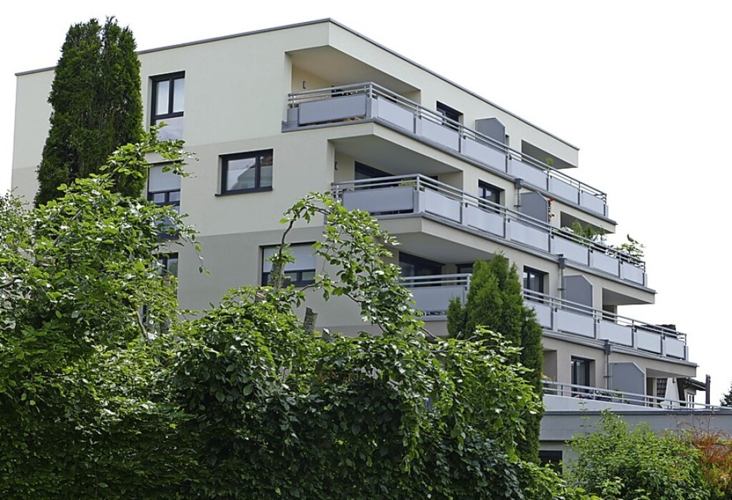 Die Fassade des Mehrfamilienhauses der...ße soll farblich neu gestaltet werden.  | Foto: Stefan Limberger-Andris