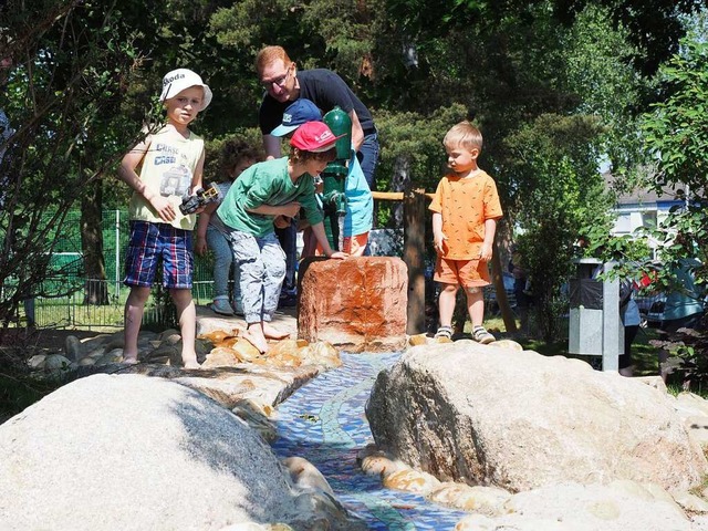 Das Wasserspiel ist in Herbolzheim ein...eude fr die Kinder bei der Erffnung.  | Foto: Michael Haberer