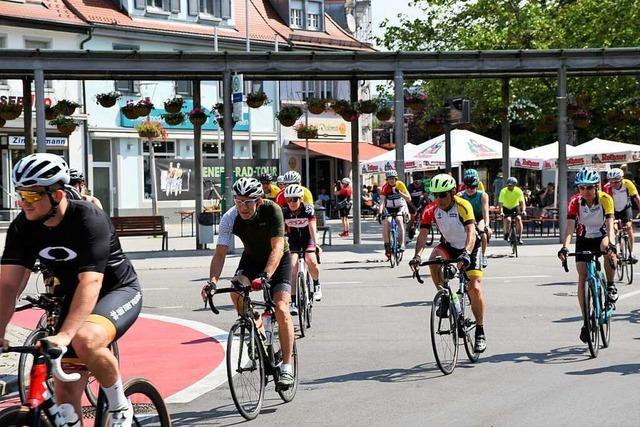 Radfahrer treten in Rheinfelden für krebskranke Kinder in die Pedale