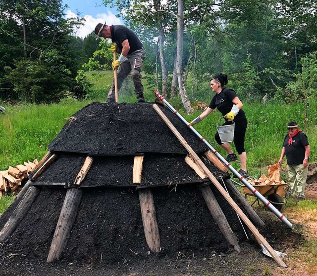 Start frei fr den Abbrand des Meilers... reicht dazu Glut, Holzkohle und Holz.  | Foto: Hans Jochen Kpper