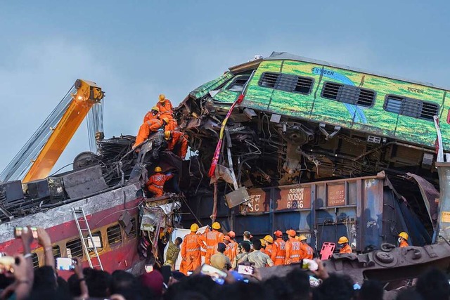 Rettungskrfte arbeiten an der Unfalls... waren am Freitag aufeinandergeprallt.  | Foto: Javed Dar (dpa)