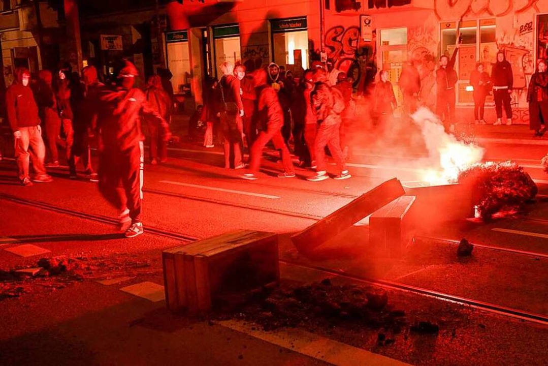 Brennende Barrikaden und vermummte Ran...Connewitz zu schweren Ausschreitungen.  | Foto: IMAGO/Bernd MÃ¤rz