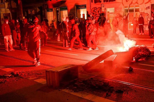 Brennende Barrikaden und vermummte Ran...Connewitz zu schweren Ausschreitungen.  | Foto: IMAGO/Bernd März