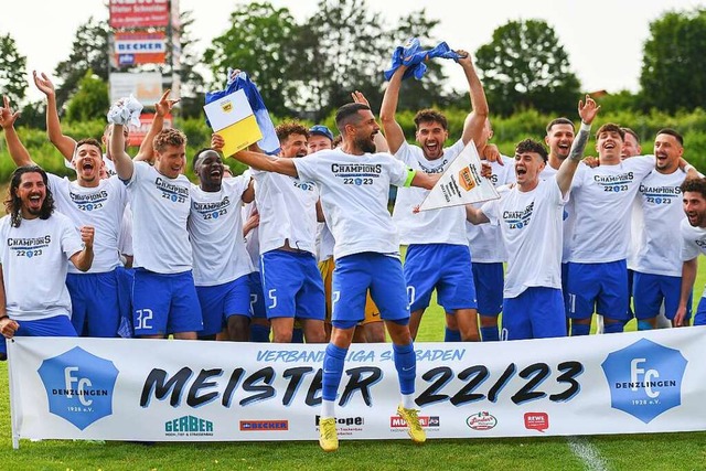 Der FC Denzlingen um Kapitn Erdem Bay...letzten Spieltag den Oberligaaufstieg.  | Foto: Achim Keller