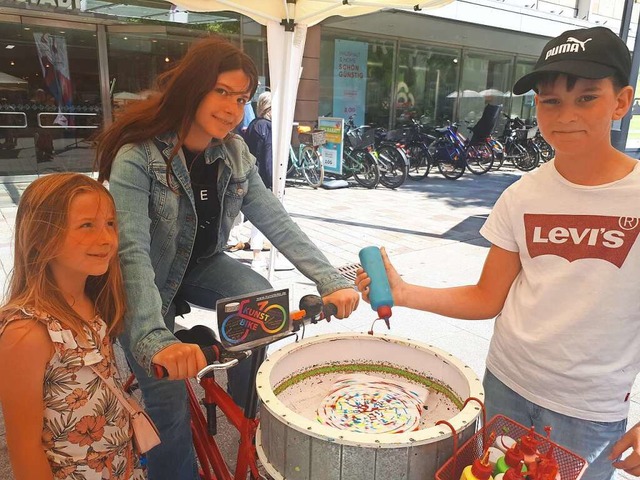 Greta, Sophie und Lukas (von links) malen mit Zentrifugalkraft.  | Foto: Barbara Puppe