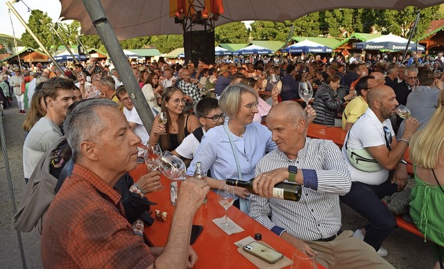 Sommer, Sonne und Weinseligkeit unterm Zelt auf dem Durbacher Weinfest   | Foto: Hubert Rderer