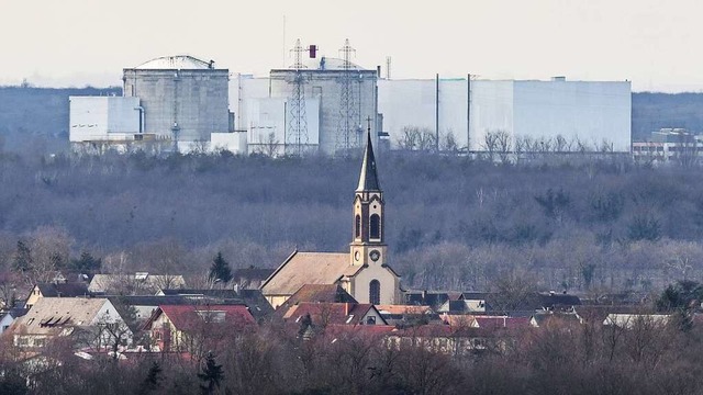 Ganz nah dran:  Der Kirchturm der Kirc...ul in Hartheim vor dem AKW  Fessenheim  | Foto: Patrick Seeger