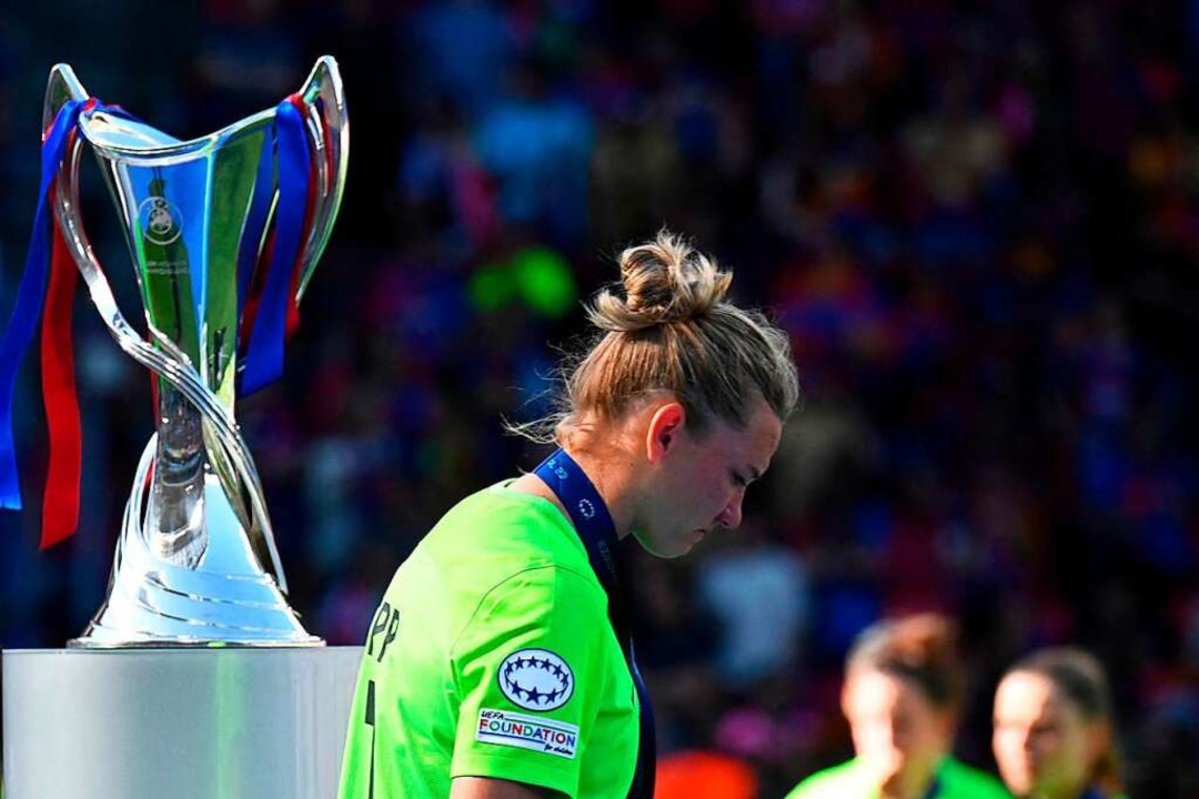 VfL-Spielerin Alexandra Popp luft enttuscht an der Siegertrophe vorbei.  | Foto: JOHN THYS (AFP)