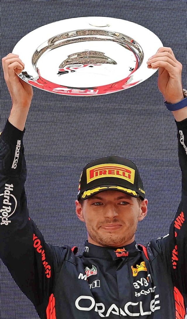 Meisterhaft mit Schale: Max Verstappen in Barcelona  | Foto: LLUIS GENE (AFP)