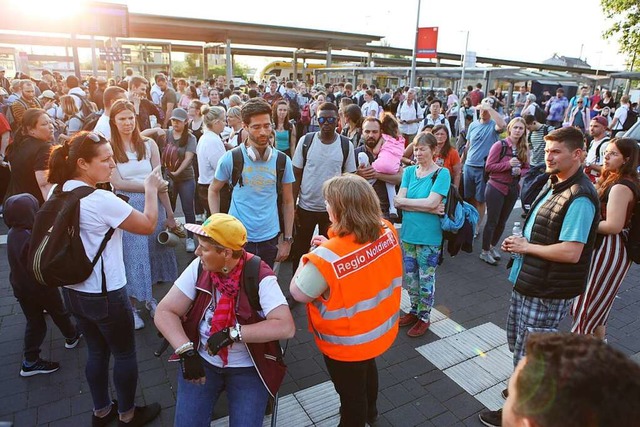 Zeitweise mehr als 200 Reisende waren ...ienstes hatten alle Hnde voll zu tun.  | Foto: Bastian Bernhardt