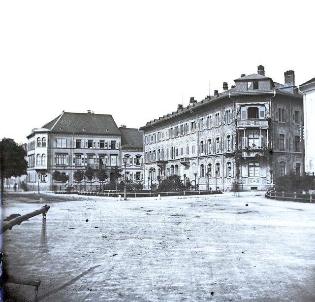 Die um 1870 entstandene Fotografie zei... mit abgeschrgter Ecke und Balkonen).  | Foto: Gottlieb Theodor Hase, Stadtarchiv M75/13/780