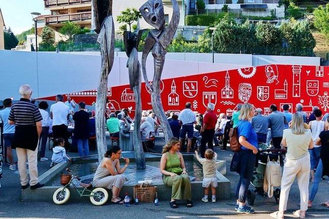 Neu gestaltete Wand wertet den Rathausplatz in Zell im Wiesental auf