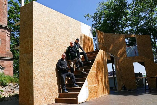 Stefan Schnebelt (Mitte) und seine Kol... Holzelemente fr das neue Bhnenbild.  | Foto: Dirk Sattelberger