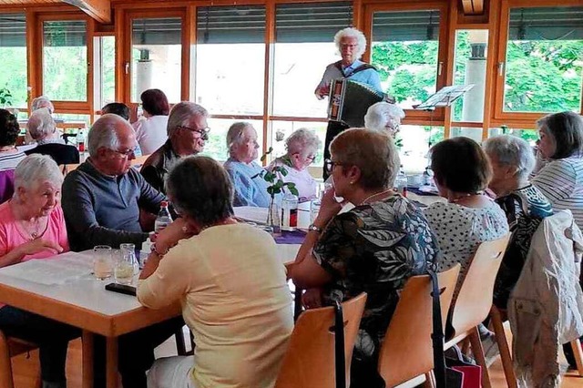 Der Verein LiA Leben im Alter Ebringen...in Seniorencaf in der Schnberghalle.  | Foto: Dr. Bernd Hausser