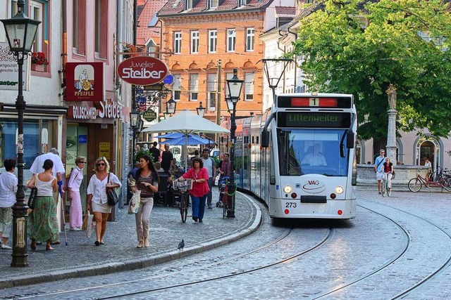 In Freiburg gehrt die Straenbahn fest zum Stadtbild.  | Foto: VAG Freiburg- ROGER KOEPPE