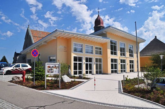 Das katholische Gemeindezentrum in Hc... Schriftzug und Bste von Oskar Saier.  | Foto: Stefan Pichler