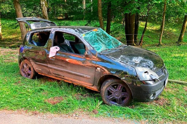 Das Unfallauto ist laut Polizei ein Totalschaden.  | Foto: Feuerwehr Bollschweil