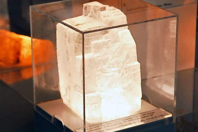 Ein  riesiger Salzkristall ist Teil der Ausstellung in der Salzkammer Pratteln.  | Foto: Rolf Reimann