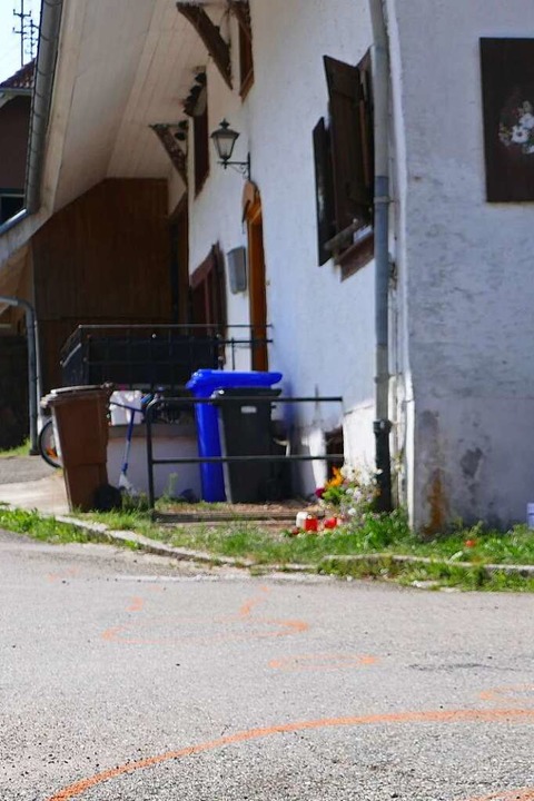 Der Tatort befindet sich auf der Strae direkt vor dem Wohnhaus in Ebnet.  | Foto: Stefan Limberger-Andris