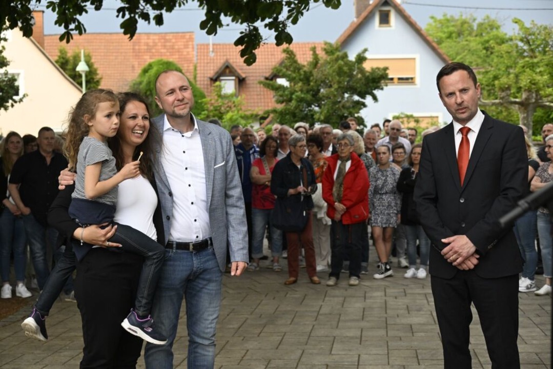 Am Wahlabend: Sarah Michaelis mit Familie und  Mario Schlafke  | Foto: Volker Münch