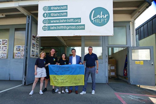 Anzhelika Kovalenko, Pirmin Styrnol un... freuen sich ber die neue Lagerhalle.  | Foto: Sophia Kaiser