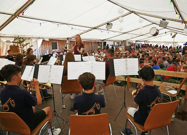 Im voll besetzten Festzelt spielt die ... des Musikvereins Waldau am Dorffest.   | Foto: Eva Korinth