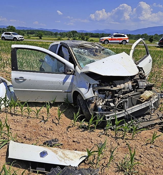 Nach dem berschlagen blieb der Kleinwagen in einem Maisfeld liegen.   | Foto: Michael Metzger