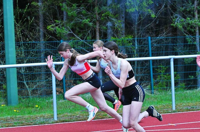 Ronja Ganter (rechts) von der LG Baar/...Teamkollegin Lena Frei (links) durch.   | Foto: Privat