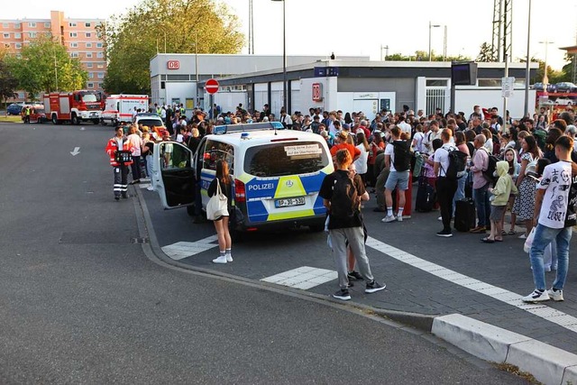 Die Einsatzfahrzeuge von Feuerwehr, Re...vor dem Bahnhof in einer langen Reihe.  | Foto: Bastian Bernhardt