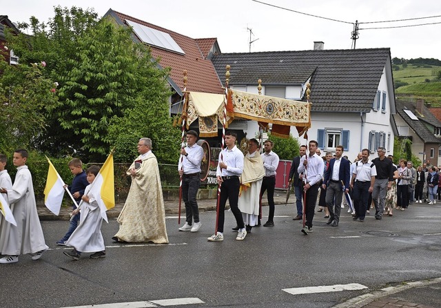 Die Prozession fhrte ber die Langgas...asse und Weiherstrae bis zur Kirche.   | Foto: Roland Vitt