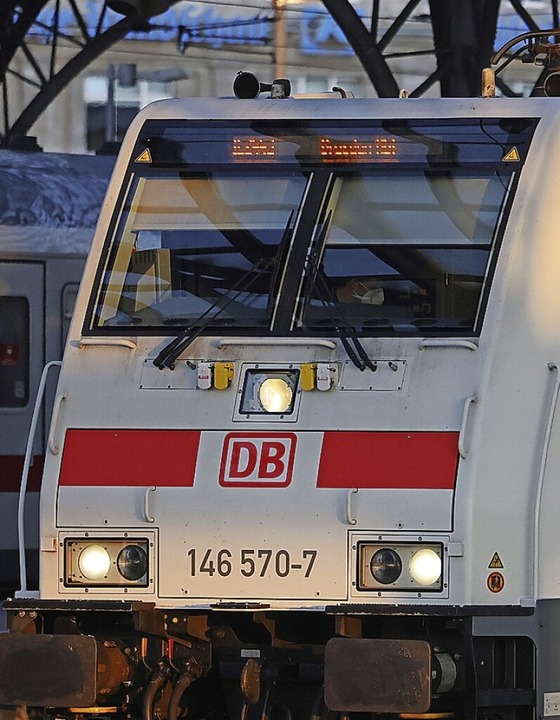 Lokfhrerinnen und Lokfhrer sind Mangelware.  | Foto: Oliver Berg (dpa)