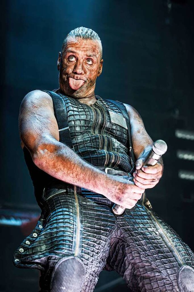Till Lindemann bei einem Auftritt 2017...rten mit ihm Sexualakte zu vollziehen.  | Foto: IMAGO/Gonzales Photo/Sebastian Dammark