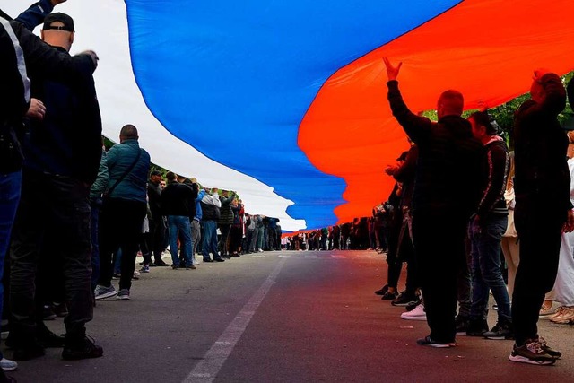 Im Norden des Kosovo demonstrierten ve...Serben  mit einer gigantischen Flagge.  | Foto: STRINGER (AFP)