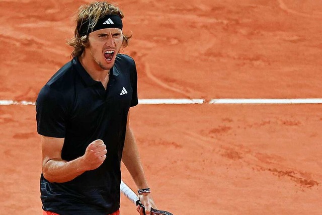 Alexander Zverev jubelt bei den French...is nach dem Gewinn des zweiten Satzes.  | Foto: Aurelien Morissard (dpa)