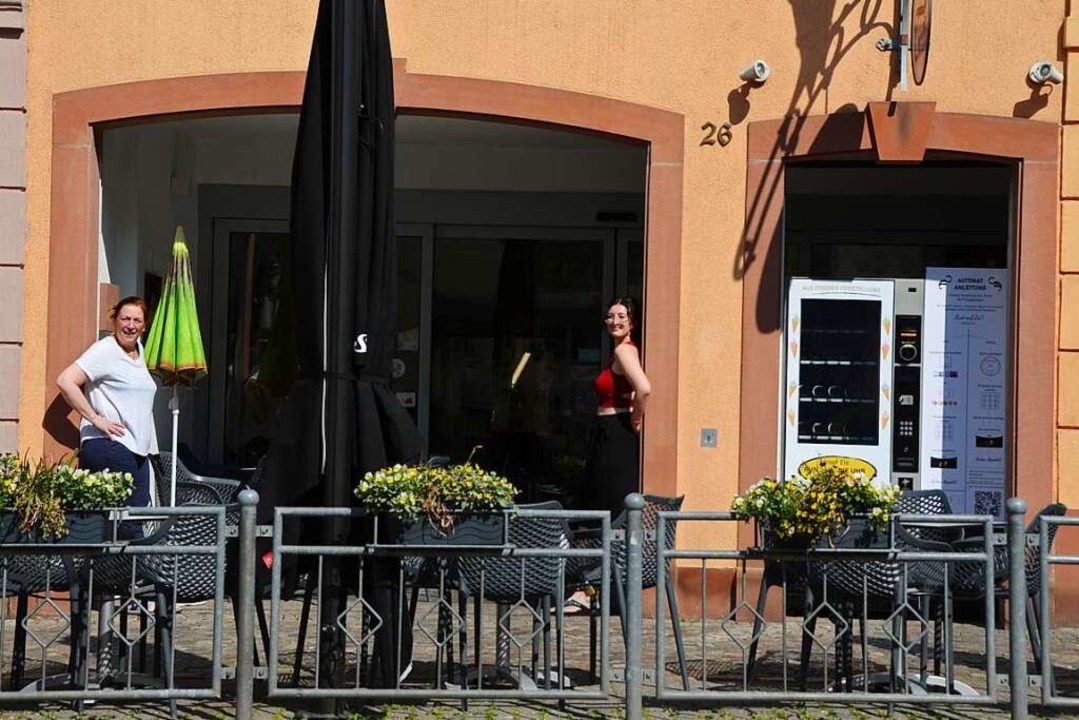 Renata Cellot-Tazarra (links) und Toch...en Eis ab jetzt  aus dem Automaten an.  | Foto: Felix Lieschke-Salunkhe