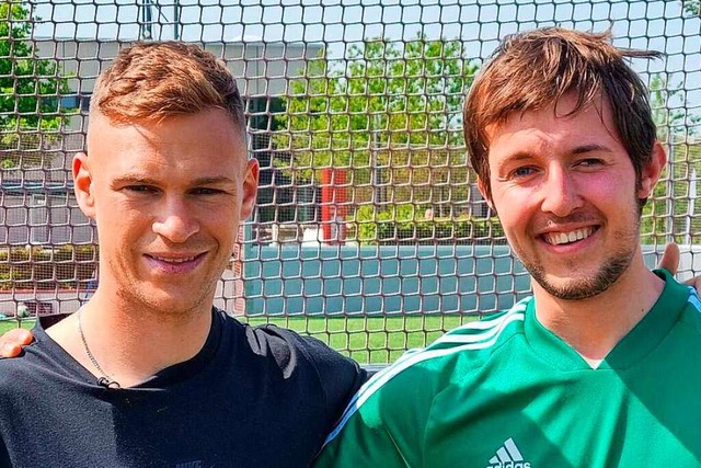 Elias Jacober (r) mit Fuballprofi Joshua Kimmich (l) vom FC Bayern Mnchen.  | Foto: privat