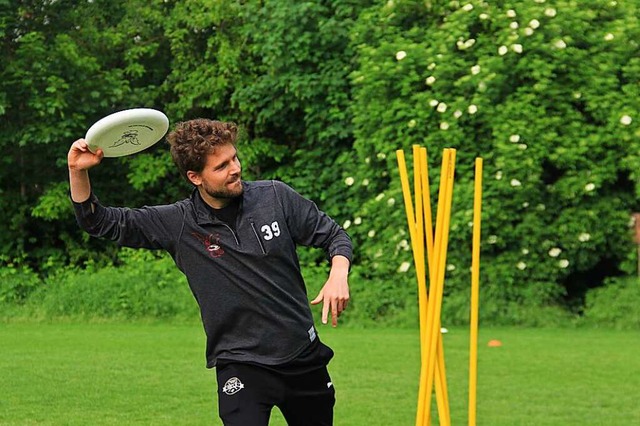 175 Gramm wiegt die Frisbee-Scheibe, m...ert. Er ist Schweizer Nationalspieler.  | Foto: Eyp Ertan
