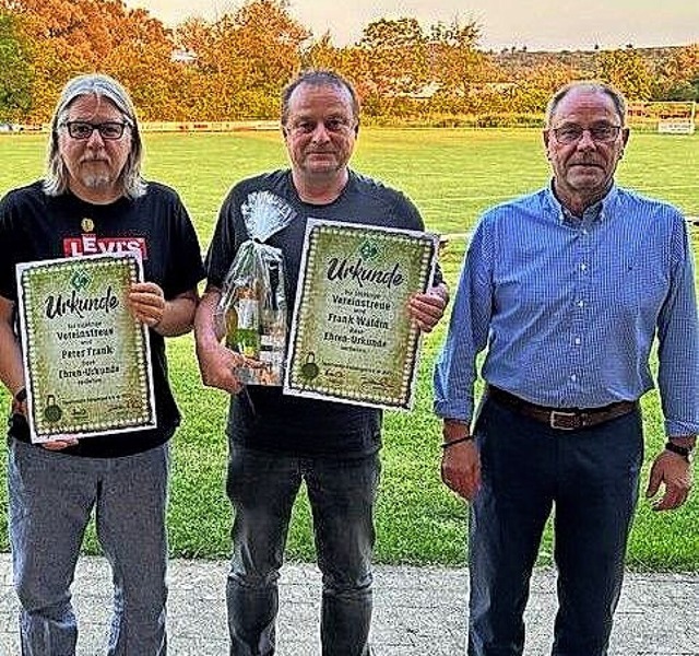 Peter Frank und Frank Wldin wurden vo...Jahre im Sportverein Kenzingen geehrt.  | Foto: Werner Schnabl