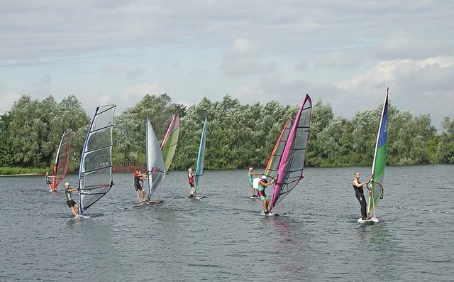 Seit 1. Mai surfen sie wieder: die Akt...ner kleinen Regatta auf dem Mllersee.  | Foto: Archivfoto