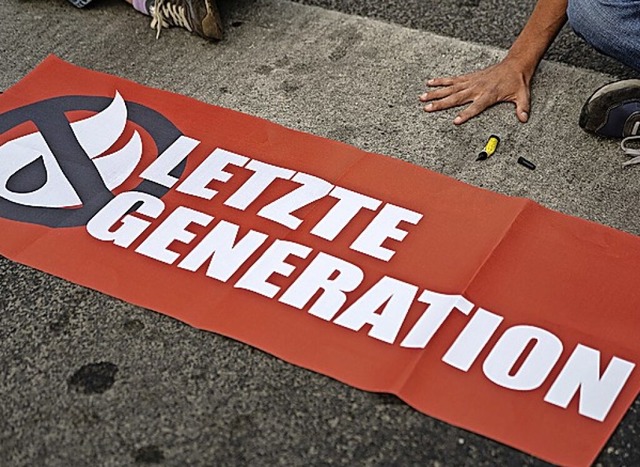 Klebeaktion der Letzen Generation  | Foto: Swen Pfrtner (dpa)