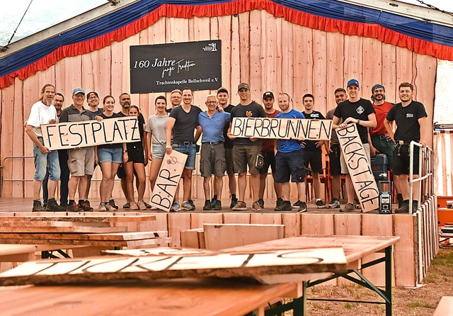 Das Festzelt an der Mhlinhalle steht ...en Tagen. Jetzt kann gefeiert werden.   | Foto: Sophia Hesser