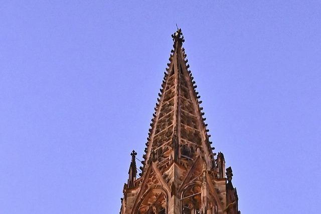 Wie rettet man jemanden, der im Freiburger Münsterturm feststeckt und Hilfe braucht?