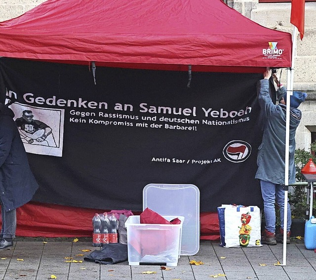 Infostand der Antifa vor Prozessbeginn  | Foto: IMAGO/BeckerBredel