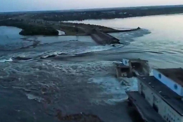 Dieses vom ukrainischen Prsidialamt ...urchbruch im Kachowka-Staudamm fliet.  | Foto: Uncredited (dpa)